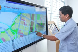  Xem thông tin quy hoạch quận Bình Tân qua cổng thông tin Ảnh: CAO THĂNG