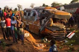 Hình ảnh chiếc xe buýt sau vụ tai nạn kinh hoàng tại Kenya khiến 27 người chết