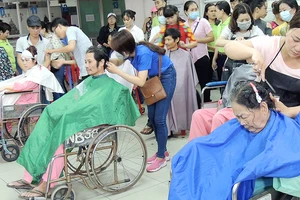 Các tình nguyện viên cắt tóc cho bệnh nhân