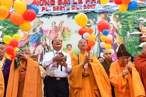 Nghi thức thả chim bồ câu và bong bóng cầu hòa bình tại Đại lễ Phật đản