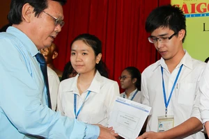 Ông Nguyễn Tấn Phong - Tổng Biên tập Báo SGGP trao học bổng Nguyễn Văn Hưởng cho sinh viên