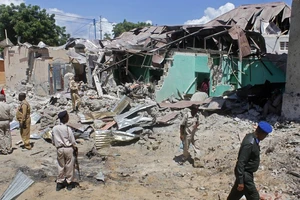 Hiên trường xe bom phát nổ khi đang được tháo gỡ ở Wadajir, Mogadishu, Somalia, ngày 17-5-2017. Ảnh: AP