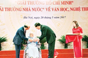 Chủ tịch nước Trần Đại Quang ân cần trao bà Nguyễn Thị San giải thưởng Hồ Chí Minh cho nhà văn Xuân Thiều