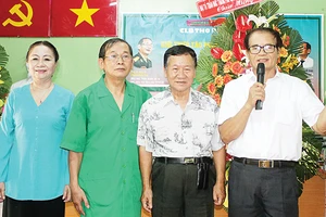 Vợ chồng bác sĩ Phạm Đình Phú - Diệu Mỳ với đồng nghiệp ngày ra mắt cuốn truyện ký Blouse màu lá