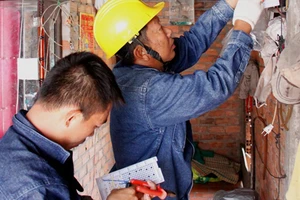 Kỹ sư trẻ của Tổng Công ty Điện lực TPHCM cải tạo, sửa chữa miễn phí hệ thống điện xuống cấp cho một hộ dân nghèo ở huyện Củ Chi