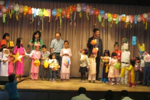 Cộng đồng người Việt tại bang Badenwürttemberg tổ chức tết thiếu nhi cho các cháu người Đức gốc Việt Ảnh: M.Thuật