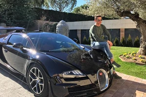 Ronaldo và chiếc Bugatti Veyron của mình. 