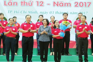 Đồng chí Thân Thị Thư tặng hoa cho chỉ huy cấp chiến dịch Hoa phượng đỏ năm 2017