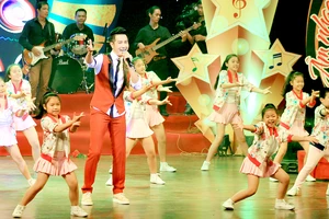 Ca sĩ Nguyễn Phi Hùng biểu diễn ca khúc Cuộc sống tươi đẹp do anh sáng tác