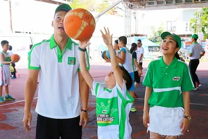 Diễn viên Ốc Thanh Vân đưa con đi học môn bóng rổ