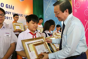 Giám đốc Sở GD-ĐT TPHCM Lê Hồng Sơn trao giải thưởng cho các học sinh đoạt giải nhất Toán học - Tư duy và thực tiễn lần 2