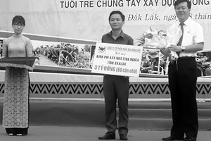 Ông Ngô Văn Đông (bìa phải) trao tặng tỉnh Đắk Lắk 3 tỷ đồng xây dựng nhà tình nghĩa