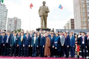 Các đại biểu chụp hình lưu niệm trong buổi khánh thành tượng đài Chủ tịch Hồ Chí Minh Ảnh: VOV