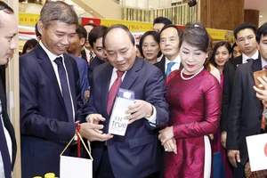 Thủ tướng Nguyễn Xuân Phúc và phu nhân tham quan gian hàng tại Tuần lễ hàng Việt Nam tại tỉnh Saitama