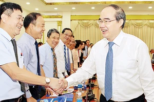 Bí thư Thành ủy TPHCM Nguyễn Thiện Nhân gặp gỡ đoàn Trưởng các cơ quan đại diện Việt Nam tại nước ngoài Ảnh: VIỆT DŨNG