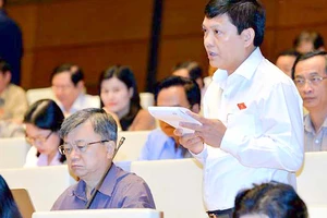 ĐB Phạm Phú Quốc (TPHCM) phát biểu về xử lý nợ xấu Ảnh: LÃ ANH
