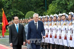 Chủ tịch nước Trần Đại Quang và Tổng thống Cộng hòa Czech Milos Zeman duyệt đội danh dự. Ảnh: TTXVN