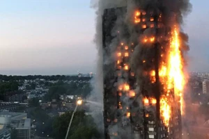 Tòa nhà 27 tầng bốc cháy dữ dội ở London. Ảnh: CNN