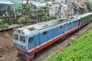  Xe lửa đi ngang quận Gò Vấp, TPHCM Ảnh: THÀNH TRÍ