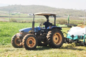 Doanh nghiệp nông nghiệp có nhu cầu nhập khẩu phương tiện sản xuất nước ngoài Ảnh: CAO THĂNG