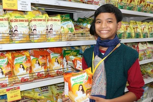 Trại sinh Nguyễn Văn Vui mua hàng tặng người thân trong gia đình