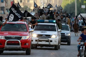 Một cuộc phô diễn lực lượng của IS Ảnh: REUTERS