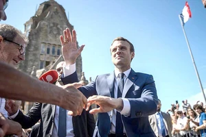 Tổng thống Pháp Emmanuel Macron gặp gỡ cử tri