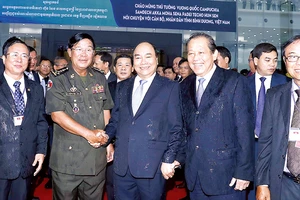 Thủ tướng Nguyễn Xuân Phúc đón Thủ tướng Campuchia Samdech Hun Sen