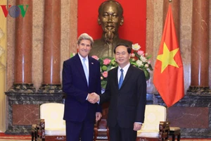 Chủ tịch nước Trần Đại Quang và cựu Ngoại trưởng Mỹ John Kerry. Ảnh: VOV