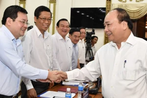 Thủ tướng Nguyễn Xuân Phúc trao đổi với các đồng chí lãnh đạo sở ngành trong buổi làm việc với TPHCM