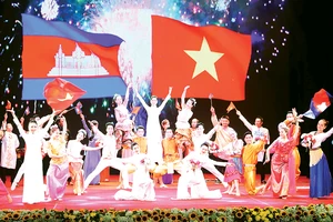 Biểu diễn văn nghệ tại lễ kỷ niệm 50 năm Ngày thiết lập quan hệ ngoại giao Việt Nam - Campuchia