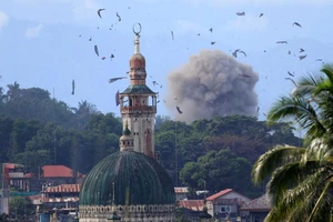  Máy bay chiến đấu OV-10 Bronco của quân đội Philippines thả bom trong một cuộc không kích nhằm tiêu diệt phiến quân ở Marawi. Ảnh: REUTERS