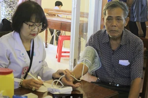 Đoàn y, bác sĩ Bệnh viện Đại học Y Dược TPHCM khám chữa bệnh tại Quảng Ngãi