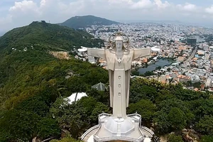  Tượng Chúa dang tay nằm trên đỉnh Núi Nhỏ của thành phố Vũng Tàu là địa chỉ du lịch quen thuộc của du khách mỗi khi đến TP này