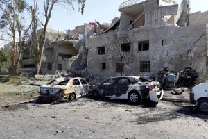 Hai xe có bom bị lực lượng an ninh ngăn chặn cho phát nổ tại cửa ngõ vào thành phố ngày 2-7. Ảnh: SANA