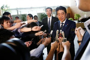 Thủ tướng Nhật Bản Shinzo Abe trả lời báo chí ở Văn phòng Thủ tướng, tại Tokyo, Nhật Bản. Ảnh: REUTERS