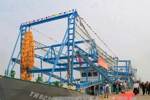 Tàu cá vỏ thép công suất lớn được hạ thủy tại xã Quảng Cư, thị xã Sầm Sơn, Thanh Hóa. Ảnh: TTXVN