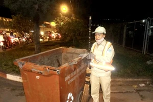 Hàng đêm, những công nhân vệ sinh môi trường vẫn lặng lẽ đi quét dọn làm sạch môi trường thành phố