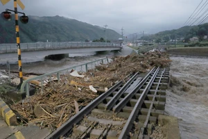 ưa lớn suốt 9 giờ đồng hồ gây hư hỏng đường ray tàu điện ở tỉnh Fukuoka trên đảo Kyushu, tây nam Nhật Bản. Ảnh: REUTERS