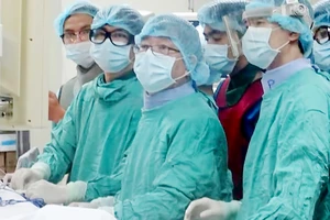 GS Bùi Minh (thứ 2, từ phải sang) cấy máy tạo nhịp chữa suy tim cho bệnh nhân tại Bệnh viện ĐH Y Dược Huế