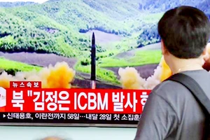 Người dân Hàn Quốc theo dõi thông tin về vụ phóng tên lửa ICBM của Triều Tiên