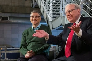 Warren Buffett (phải) và Bill Gates và trong một sự kiện tại Trường Kinh doanh Columbia ở TP New York, Mỹ, ngày 27-1-2017. Ảnh: Bill & Melinda Gates Foundation