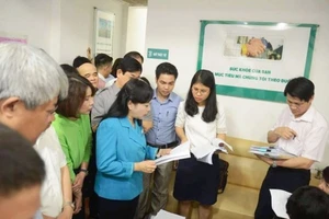Bộ trưởng Bộ Y tế Nguyễn Thị Kim Tiến cùng đoàn công tác tiến hành kiểm tra đột xuất một phòng khám tư nhân ở Hà Nội