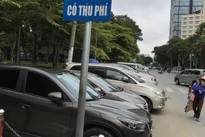Một điểm đậu xe thu phí trên đường Lê Lai (quận 1) Ảnh: VIỆT DŨNG