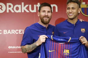 Neymar (phải) muốn thoát khỏi cái bóng của Messi ở Barca.
