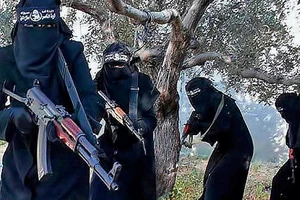 Lữ đoàn nữ binh Al-Khansa của IS. Ảnh: DAILY MAIL 