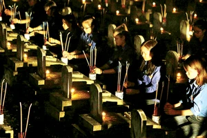Tối 26-7, lễ thắp nến tri ân các Anh hùng Liệt sĩ đã diễn ra tại 3.077 Nghĩa trang Liệt sĩ trong cả nước