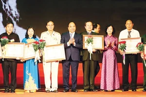 Thủ tướng Nguyễn Xuân Phúc trao bằng khen của Thủ tướng Chính phủ tặng các đại biểu dự Hội nghị biểu dương người có công với cách mạng tiêu biểu toàn quốc