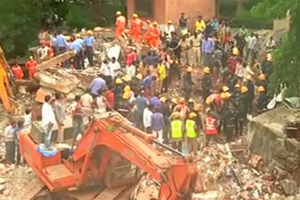 Công tác cứu hộ tại vị trí tòa nhà 4 tầng bị sập khiến 17 người thiệt mạng ở Ấn Độ. Ảnh: REUTERS
