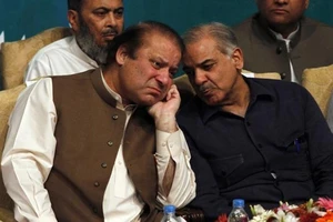 Ông Nawaz Sharif (trái) vừa bị Tòa án Tối cao Pakistan phế truất. Ảnh: REUTERS